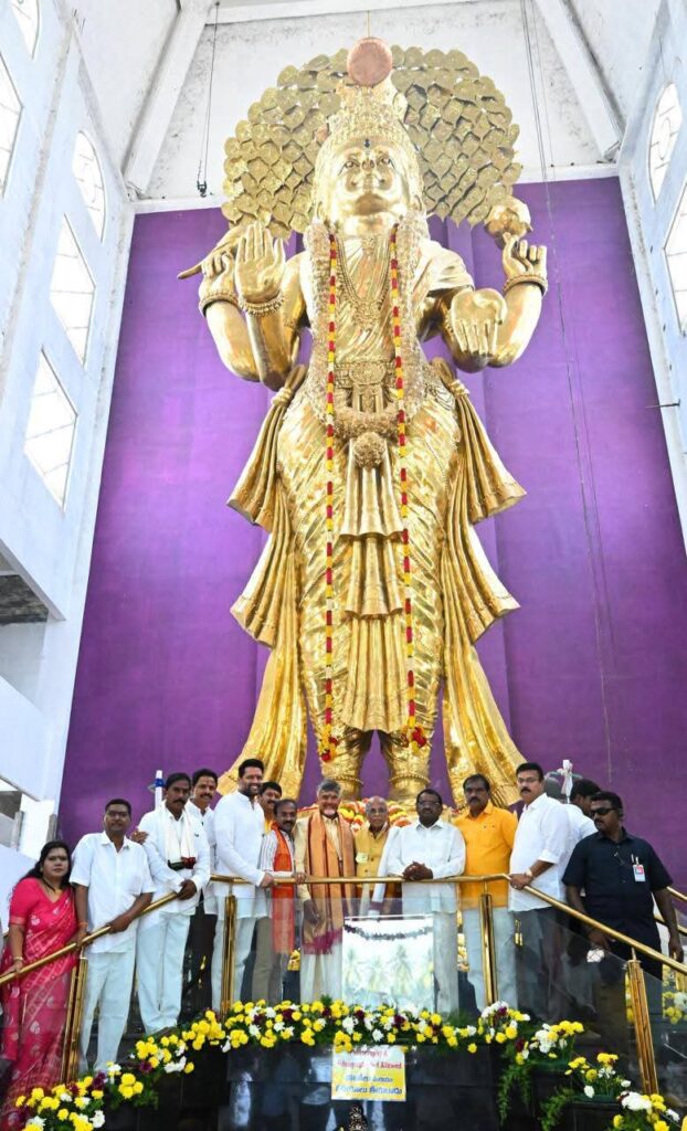 వాసవి కన్యకా పరమేశ్వరి అమ్మవారికి ప్రభుత్వం తరపున పట్టు వస్త్రాలు సమర్పించిన చంద్రబాబు