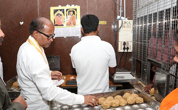 తిరుమలలో అదనపు ఈవో ఆకస్మిక తనిఖీలు