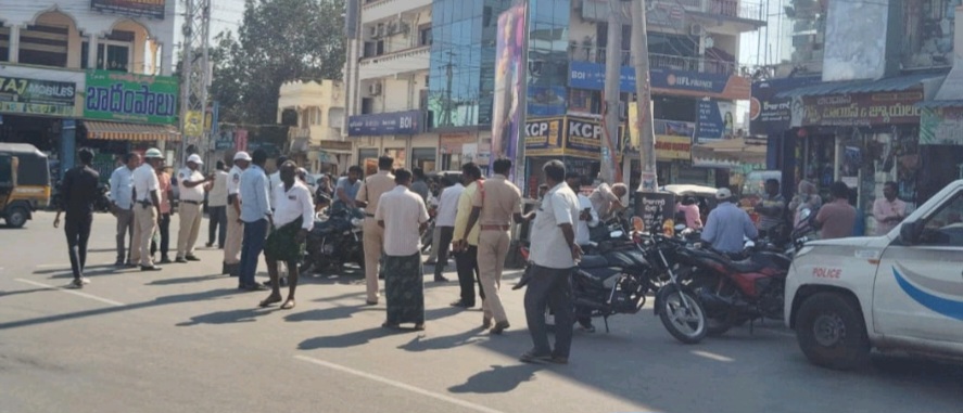 బాపట్లలో  హెల్మెట్ చెకింగ్