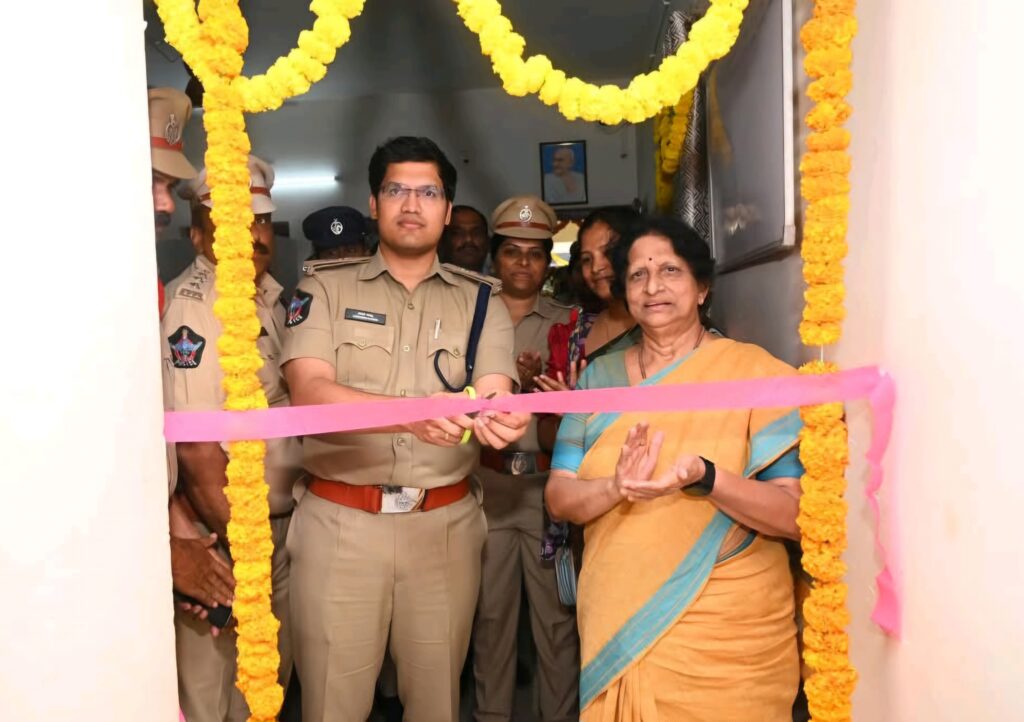 మహిళ పోలీస్ స్టేషన్ ను ప్రారంభించిన ఎస్పీ ప్రతాప్ కిషోర్