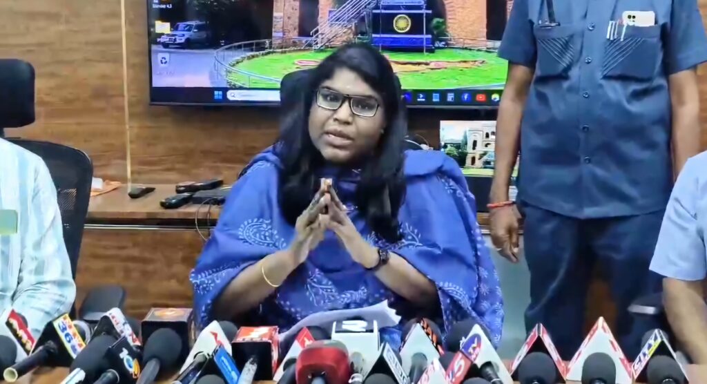 మనిషికి బర్డ్ ఫ్యూ పై కలెక్టర్ వెట్రి సెల్వి వివరణ