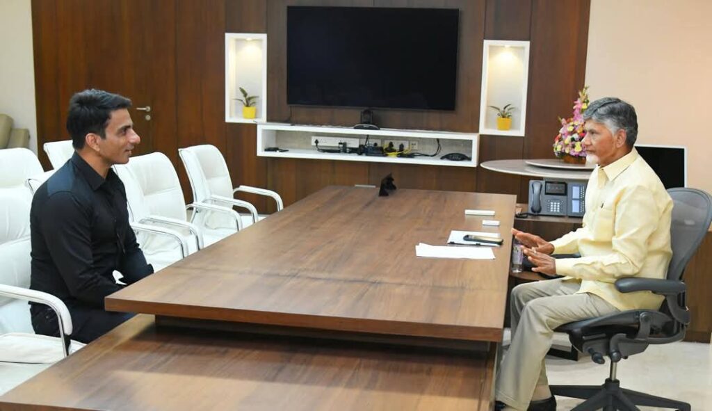 ఏపీ ప్రభుత్వానికి అంబులెన్సులు అందజేసిన సోనూసూద్