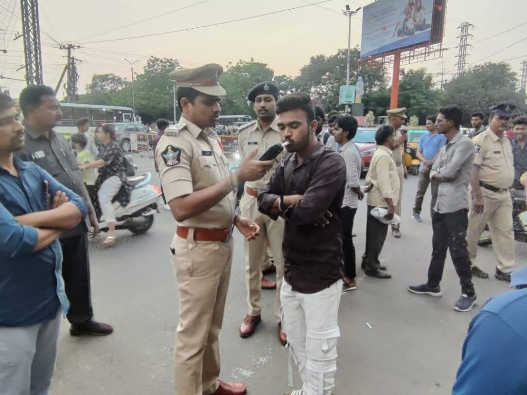 గుంటూరు పోలీస్ డ్రోన్ కెమెరాలతో గస్తీ