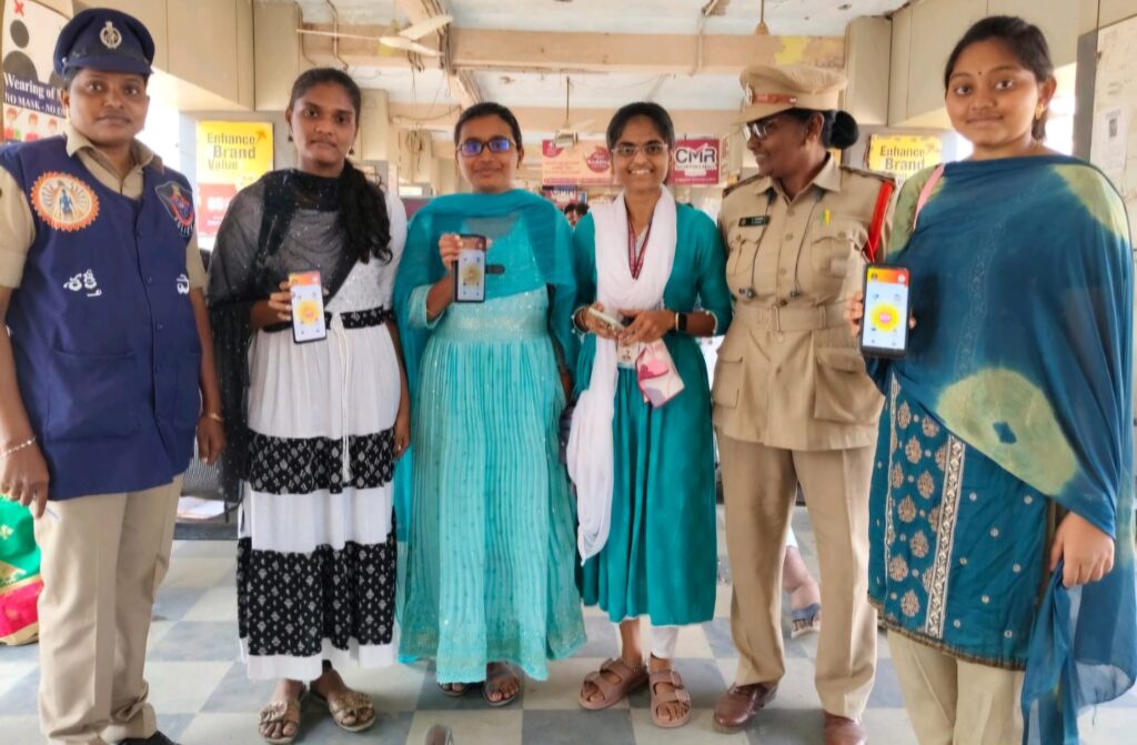 విద్యార్థినుల ఫోన్లలో ఉమెన్ సేఫ్టీ యాప్ ఉండాలి: ఎస్ఐ జాస్మిన్