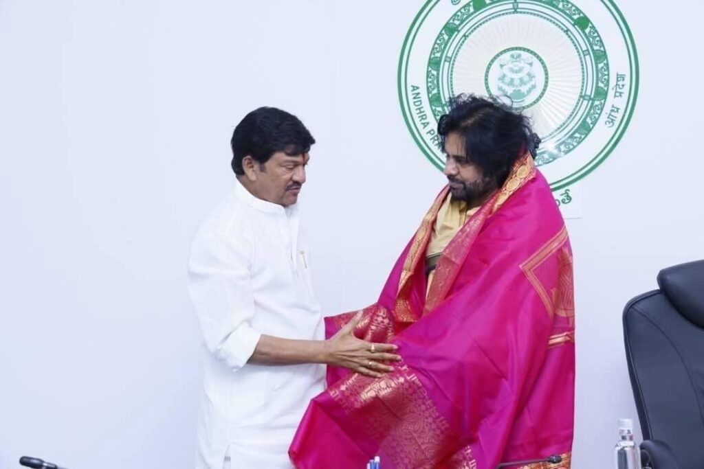 ఏపీ ఉప ముఖ్యమంత్రి పవన్ కళ్యాణ్ తో ప్రముఖ సినీ నటుడు రాజేంద్ర ప్రసాద్ భేటీ