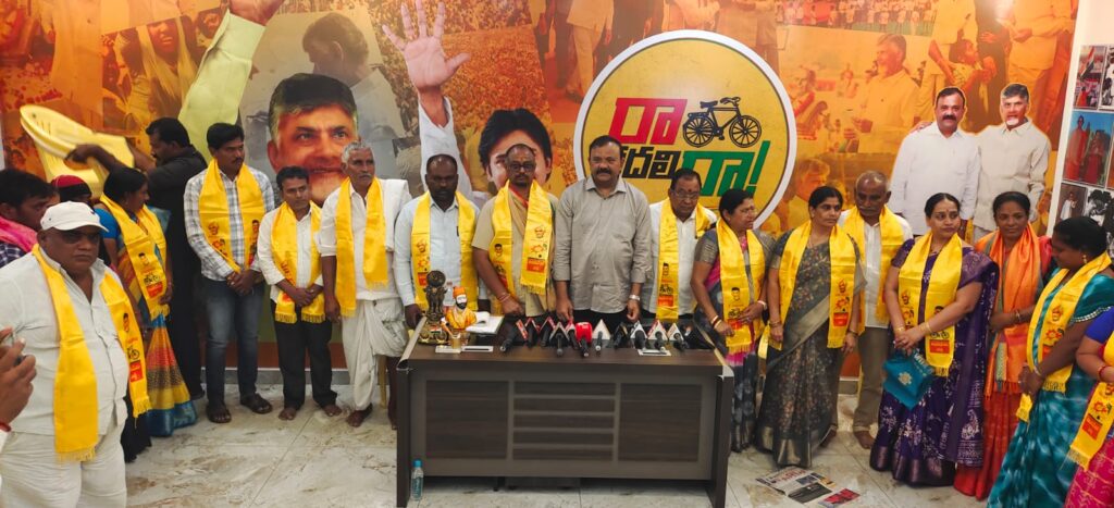 పిడుగురాళ్ళ మున్సిపల్ ఛైర్మన్, వైస్ చైర్మన్ సహా టిడిపి తీర్థం పుచ్చుకున్న 17 మంది కౌన్సిలర్లు – పార్టీ కండువా కప్పి పార్టీలోకి ఆహ్వానించిన గురజాల ఎమ్మెల్యే యరపతినేని