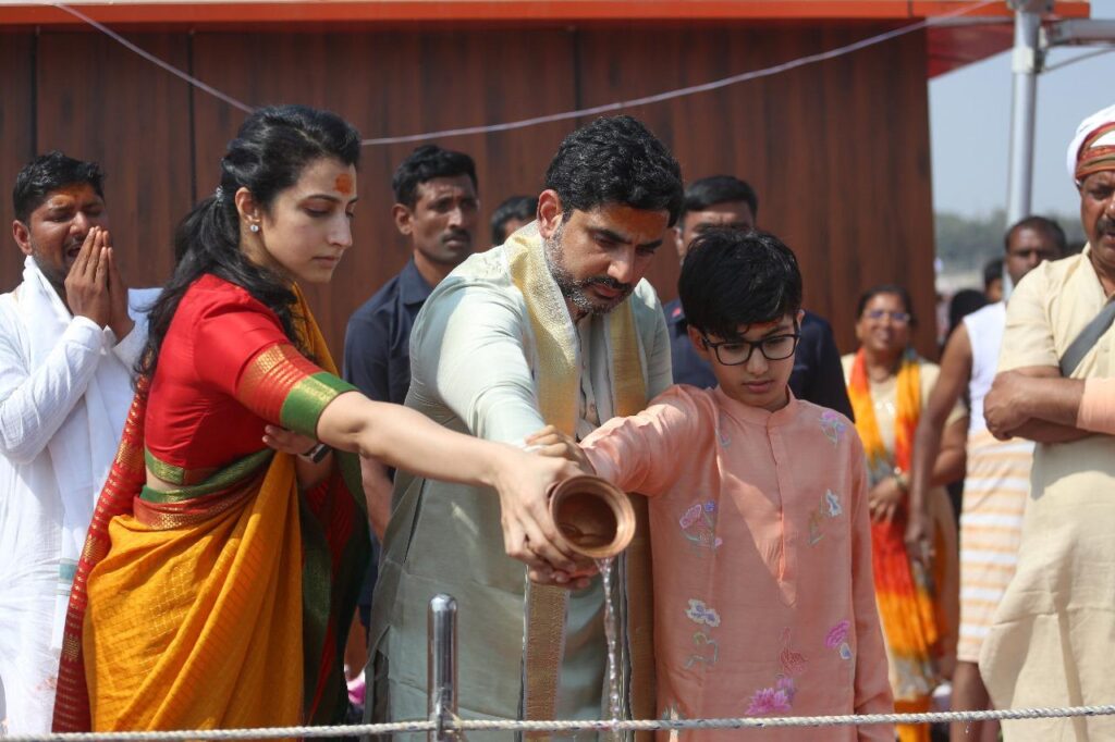 మహా కుంభమేళాలో మంత్రి లోకేష్ దంపతుల పుణ్య స్నానాలు
