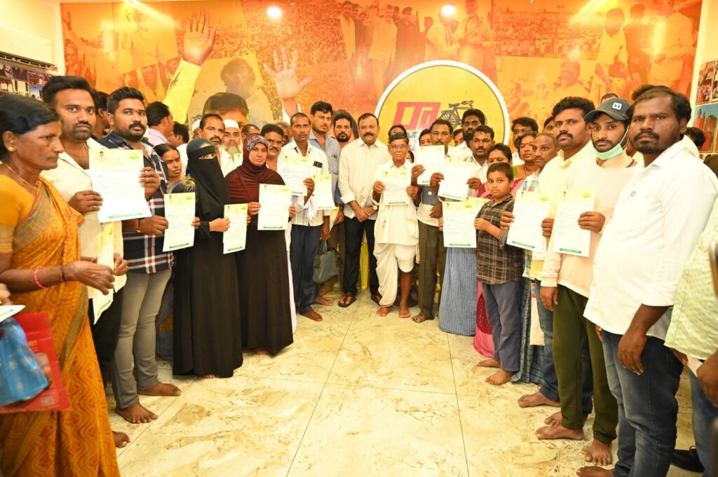 21 మంది లబ్ధిదారులకు సీఎం రిలీఫ్ ఫండ్ చెక్కులను పంపిణీ చేసిన గురజాల ఎమ్మెల్యే యరపతినేని