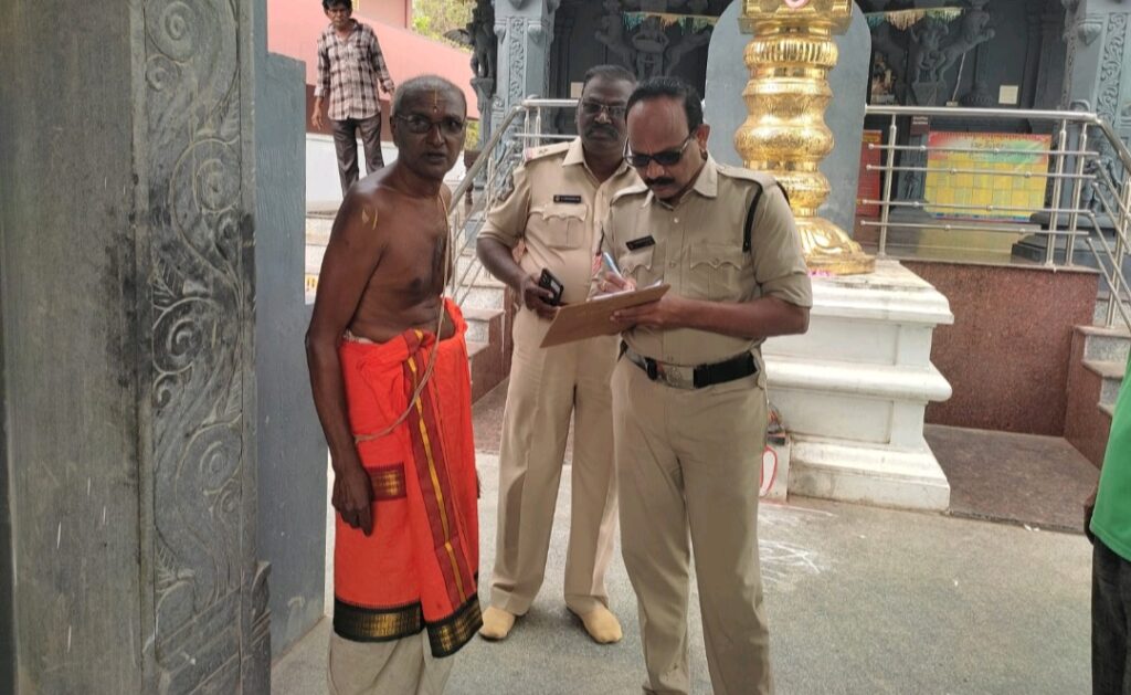 పూజారి మెడలో గొలుసు దొంగతనం