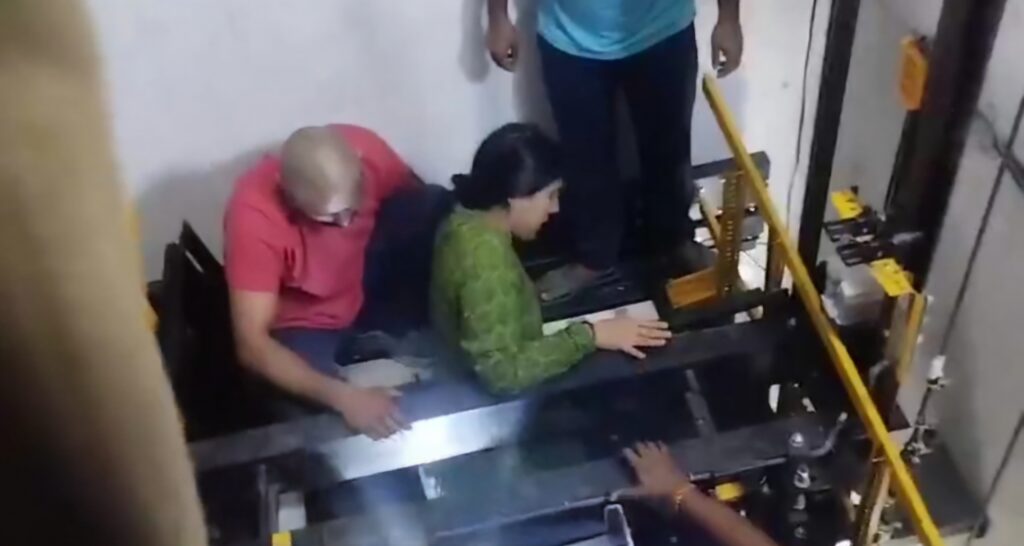 లిఫ్ట్ లో ఇరుక్కుపోయిన ప్రయాణికులు