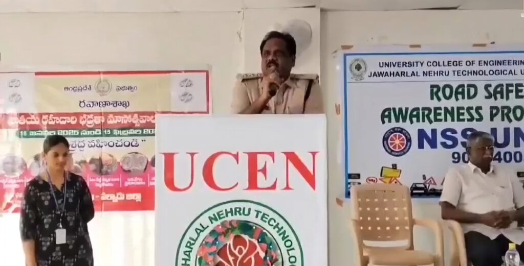 విద్యార్థులకు రోడ్డు భద్రత పై అవగాహన కల్పించిన ఆర్టిఓ అధికారులు