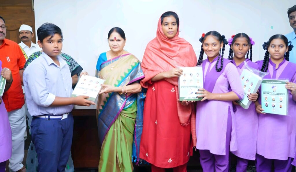 ఒంగోలులో విద్యార్థులకు స్టడీ మెటీరియల్ పంపిణీ చేసిన కలెక్టర్