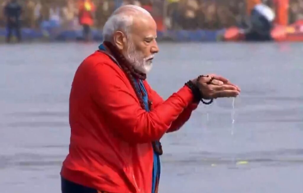 త్రివేణి సంగమంలో ప్రధాని మోదీ పుణ్యస్నానం