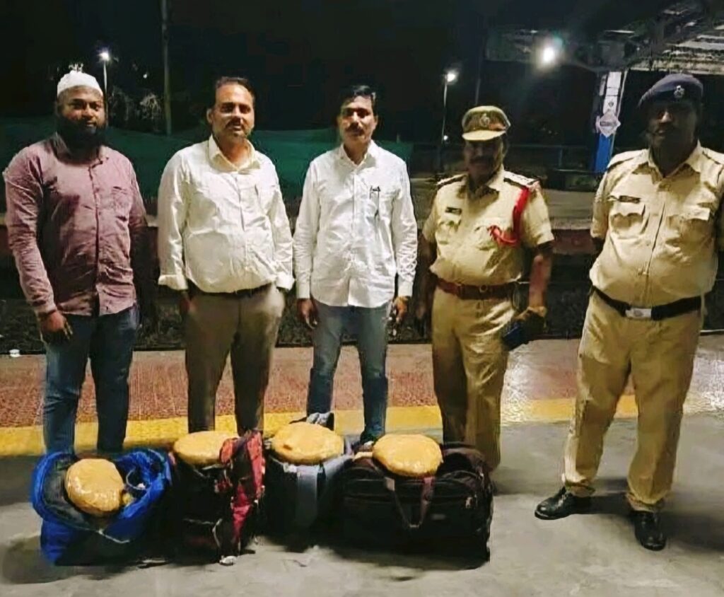 తెనాలి రైల్వే స్టేషన్ లో భారీగా గంజాయి స్వాధీనం