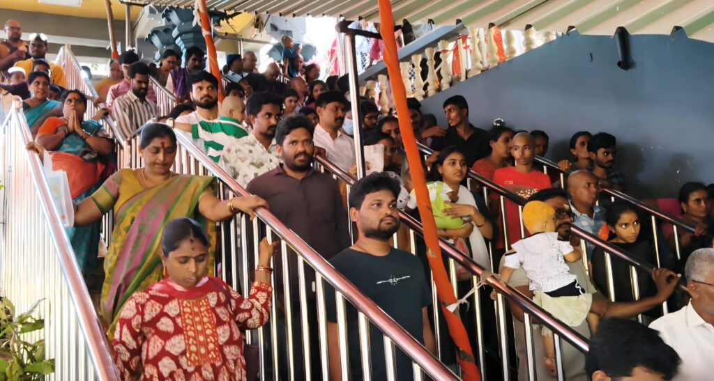 ఇంద్రకీలాద్రికి పోటెత్తిన భక్తులు