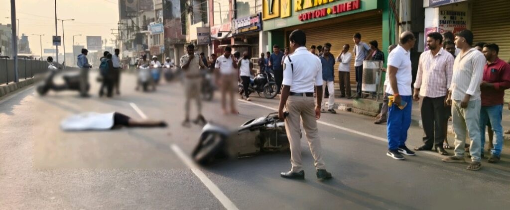 రోడ్డు ప్రమాదంలో యువకుడు మృతి