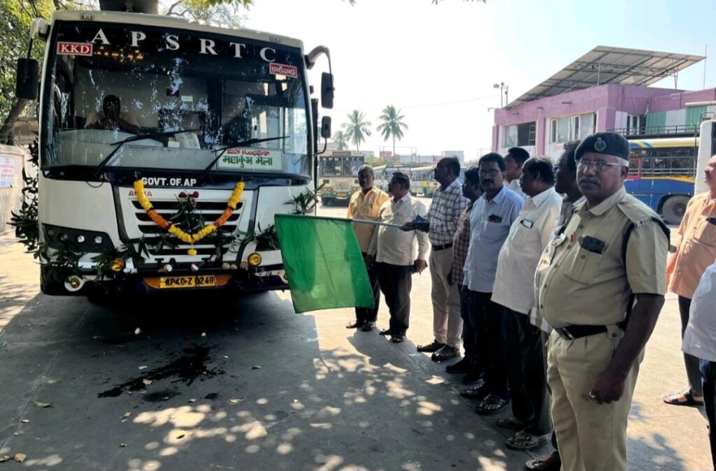 కాకినాడ నుంచి కుంభమేళాకు ఆర్టీసీ బస్సు ప్రారంభం