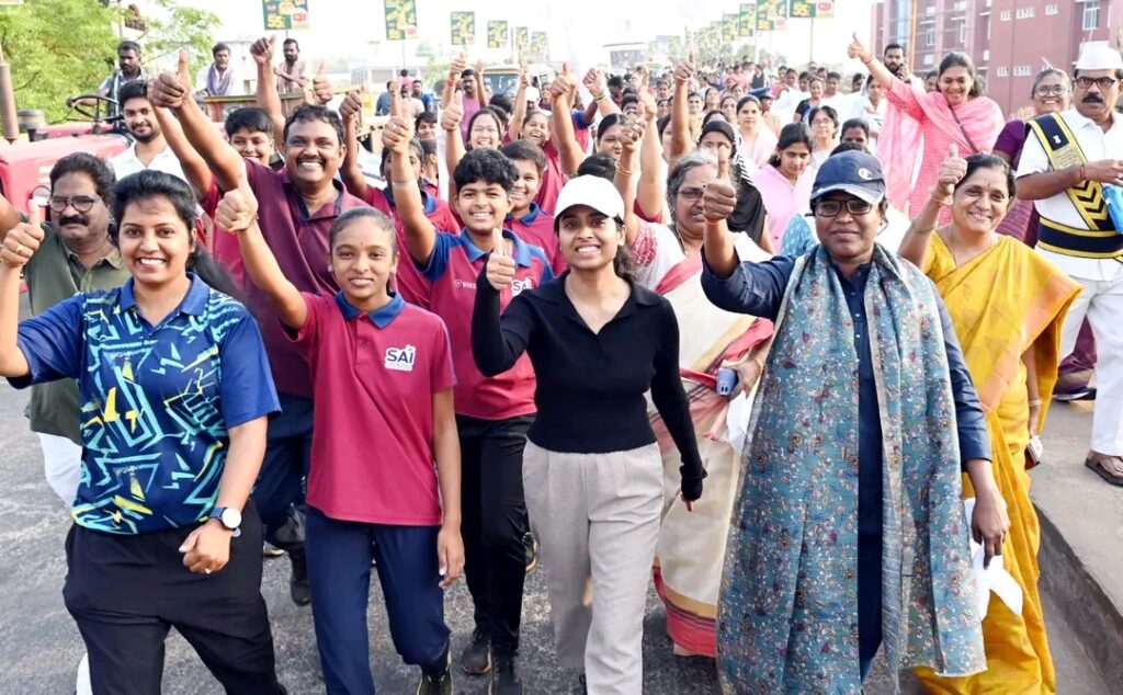 అంతర్జాతీయ మహిళా దినోత్సవం – 2025  కార్యక్రమాల్లో భాగంగా ఏలూరులో నిర్వహించిన 2 కె  మారథాన్ ను  ప్రారంభించిన జిల్లా కలెక్టర్ కె. వెట్రిసెల్వి