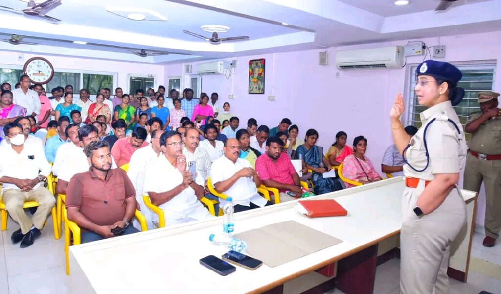 ప్రైవేట్ గర్ల్స్ హాస్టల్ ఓనర్స్ తో మీటింగ్ నిర్వహించిన అడ్మిన్ డిసిపి శ్రీమతి సరిత  ఐ.పి.ఎస్. గారు