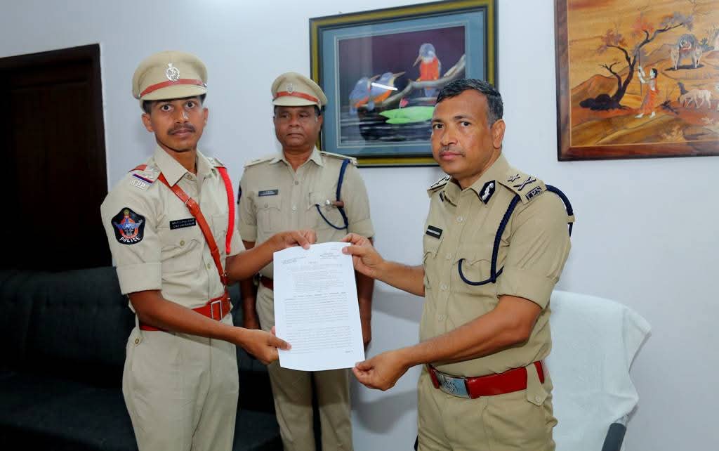 గుంటూరు రేంజ్ గౌరవ ఐజీ శ్రీ సర్వ శ్రేష్ట త్రిపాఠీ ఐపీఎస్ గారిని మర్యాదపూర్వకంగా కలిసిన గుంటూరు రేంజ్ ప్రొబేషనరీ ఎస్సైలు