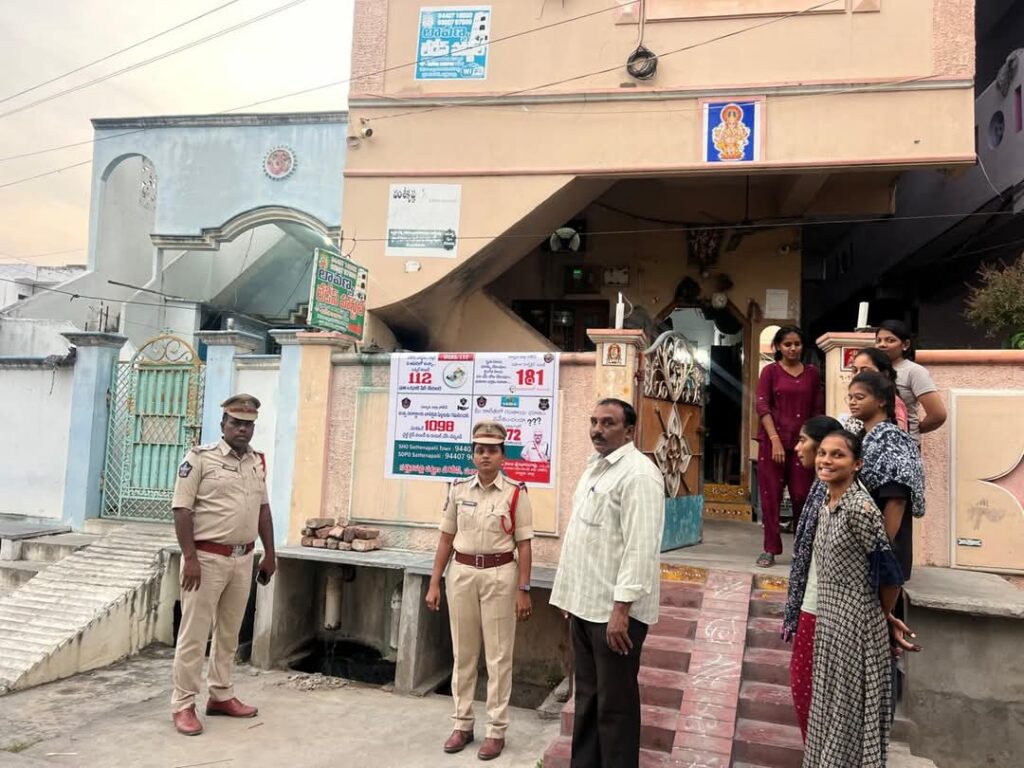 ఎమర్జెన్సీ టోల్ ఫ్రీ నంబర్‌లను ప్రదర్శించిన సత్తెనపల్లి  పోలీసులు