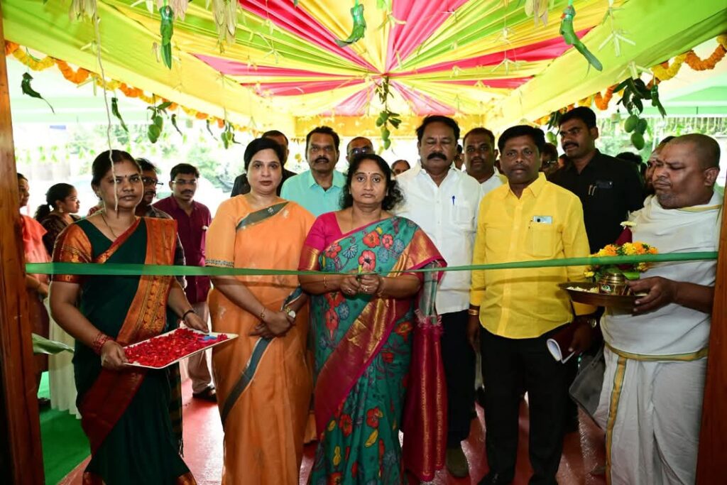 చేనేతలకు 365 రోజుల పనే లక్ష్యం