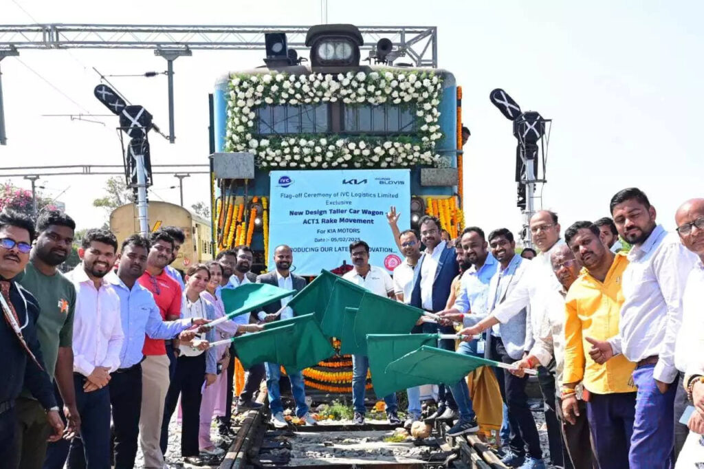 కియ కార్లను రవాణా చేసేందుకు పెనుకొండ రైల్వే స్టేషన్‌లో గూడ్స్‌ రైలును కియ ప్రతినిధులు, రైల్వే అధికారులు జెండా ఊపి ప్రారంభించారు