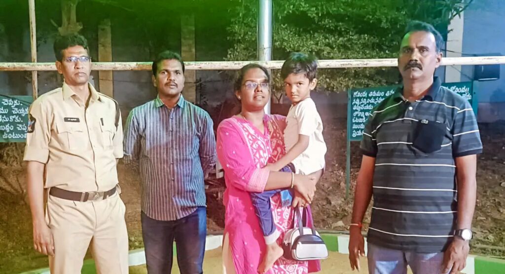 తప్పిపోయిన బాలుడను 10 నిమిషాల్లో వెతికి తల్లి చెంతకు చేర్చిన తిరుపతి వెస్ట్ పోలీస్ స్టేషన్ సిబ్బంది