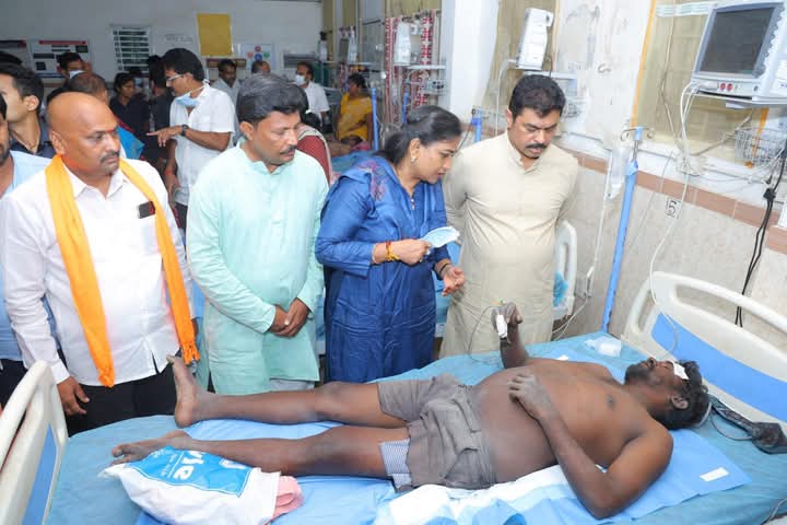అనకాపల్లి ప్రమాద బాధితులను పరామర్శించిన హోంమంత్రి వంగలపూడి అనిత గారు