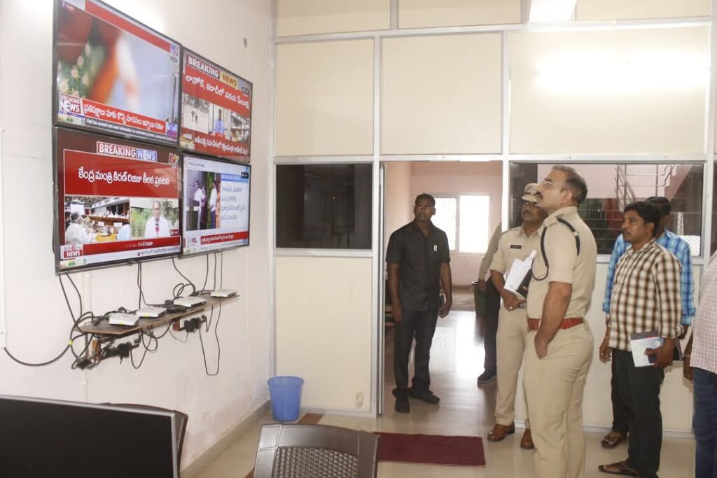 ఆకస్మికంగా డిపిఓ ను, సోషల్ మీడియా సెల్ ను పరిశీలించిన జిల్లా ఎస్పీ తుషార్ డూడి ఐపీఎస్