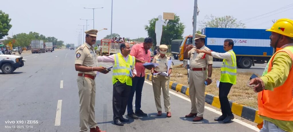 బాపట్ల పోలీసులు జిల్లా వ్యాప్తంగా ప్రమాదాలు ఎక్కువగా జరిగే ప్రాంతాల్లో సమగ్ర భద్రతా తనిఖీలను కొనసాగిస్తున్నారు