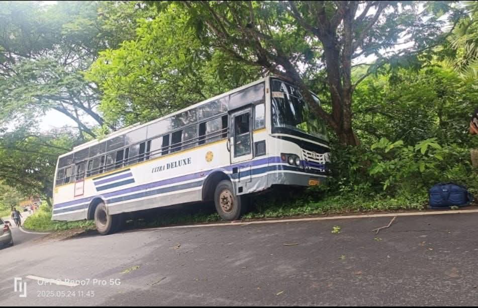 సీతపల్లి సమీపంలో చెట్టును ఢీకొట్టిన ఆర్టీసీ బస్సు