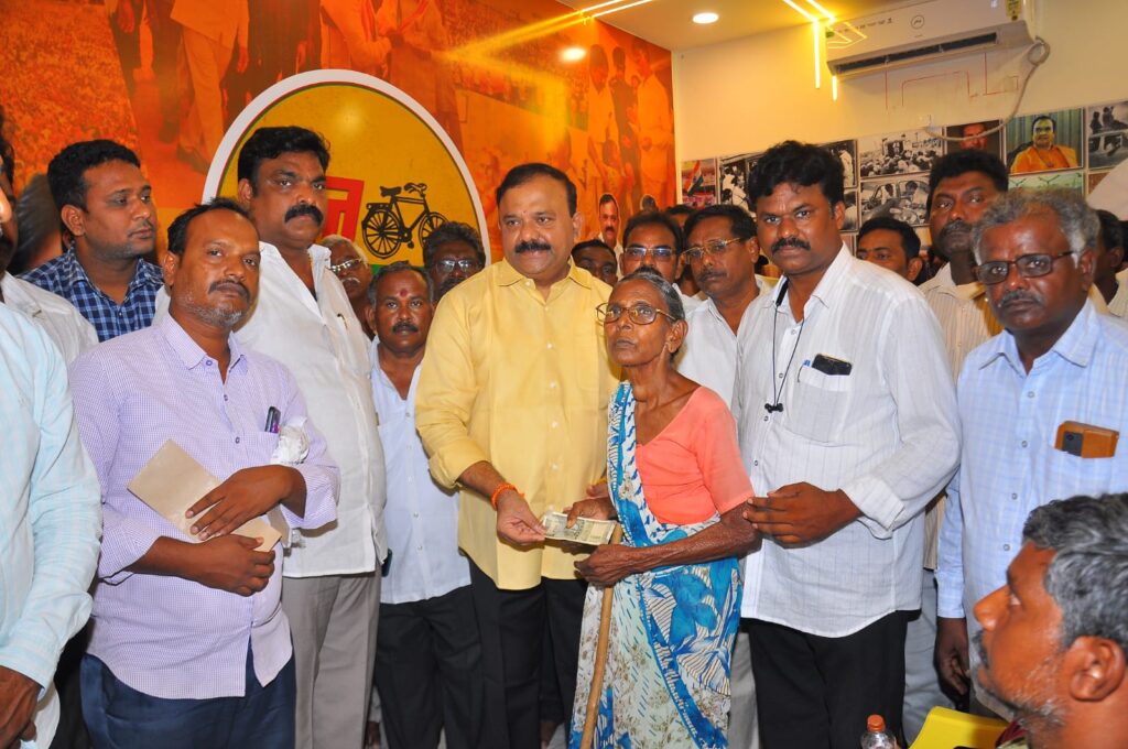 పింఛన్లు పంపిణీ చేసిన ఎమ్మెల్యే యరపతినేని