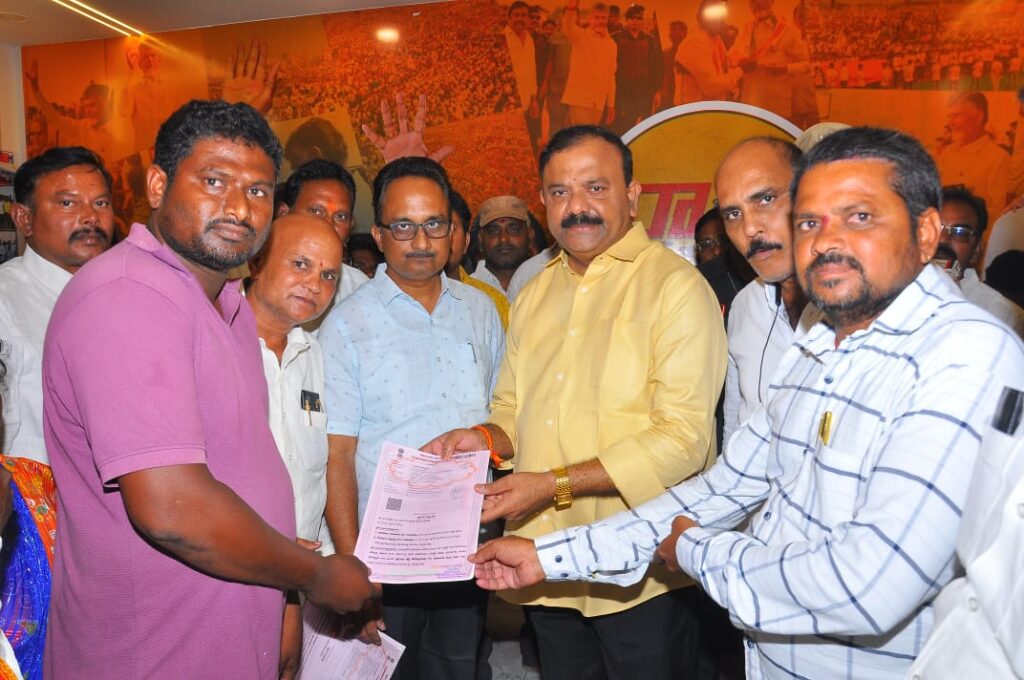 నిర్వాసితులకు నివాస పట్టాలను అందజేసిన ఎమ్మెల్యే యరపతినేని