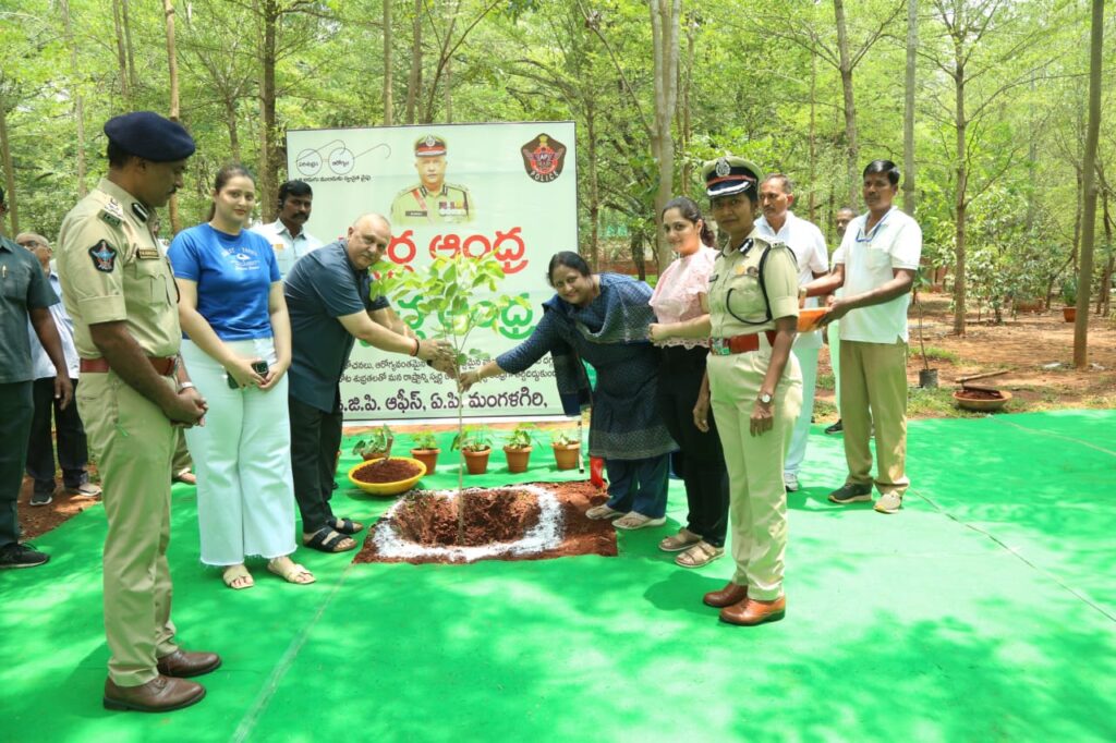 అమరావతిలో నిర్వహించిన స్వర్ణాంధ్ర – స్వచ్ఛాంధ్ర కార్యక్రమంలో పాల్గొన్న డీజీపీ హరీష్ కుమార్ గుప్తా