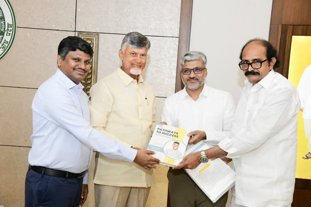 ‘సీబీఎన్ పాత్ వేస్ టు సక్సెస్’ అనే పుస్తకాన్ని ఆవిష్కరించిన చంద్రబాబు