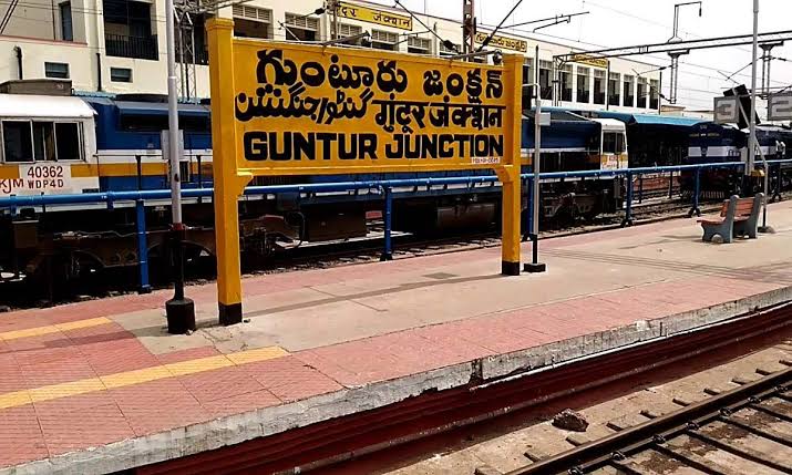 గుంటూరులో వర్షాలకు లోతట్టు ప్రాంతాలు జలమయం