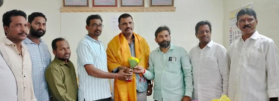 నూతన కమీషనర్ శ్రీనివాసులుకు శుభాకాంక్షలు తెలిపిన కూటమి నాయకులు