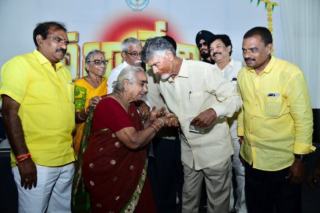 పింఛన్ల పంపిణీతో గ్రామాల్లో పండగ సందడి