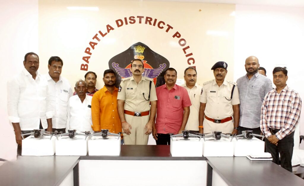 అత్యాధునిక సాంకేతిక పరిజ్ఞానం కలిగిన 6 డ్రోన్లను జిల్లా పోలీస్ శాఖకు బహూకరించిన దాతలు