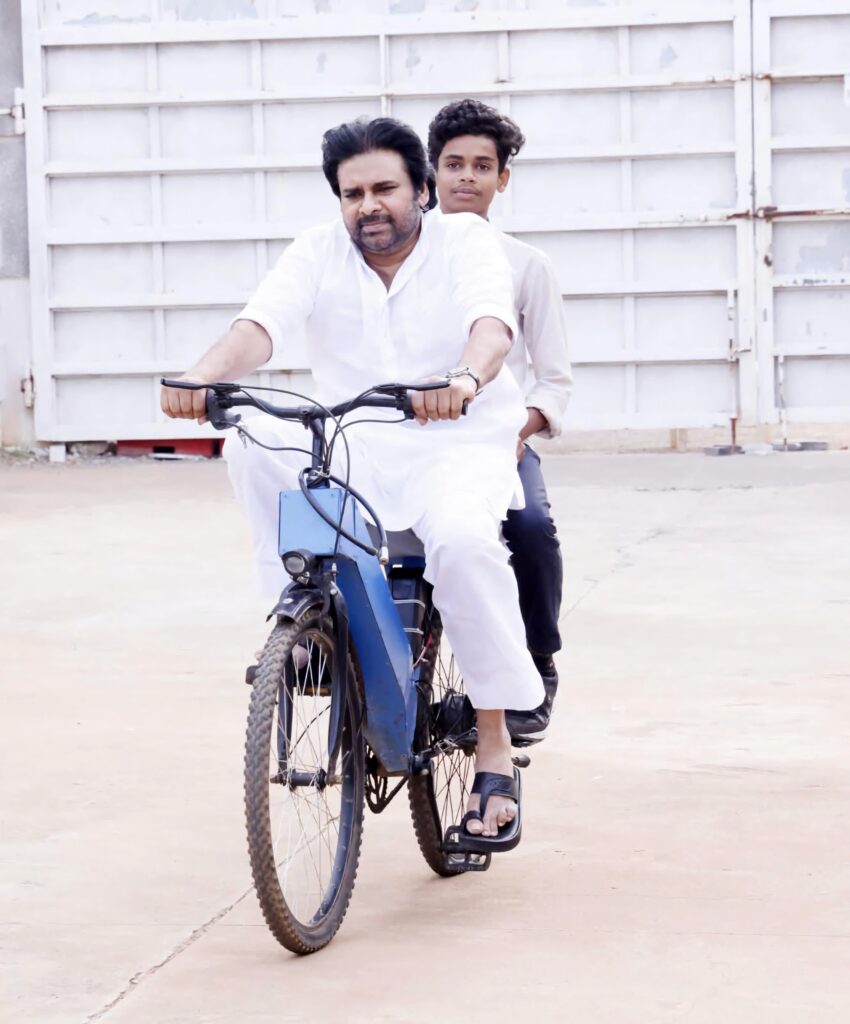 బ్యాటరీ సైకిల్ సిద్ధూని అభినందించిన శ్రీ పవన్ కళ్యాణ్ గారు