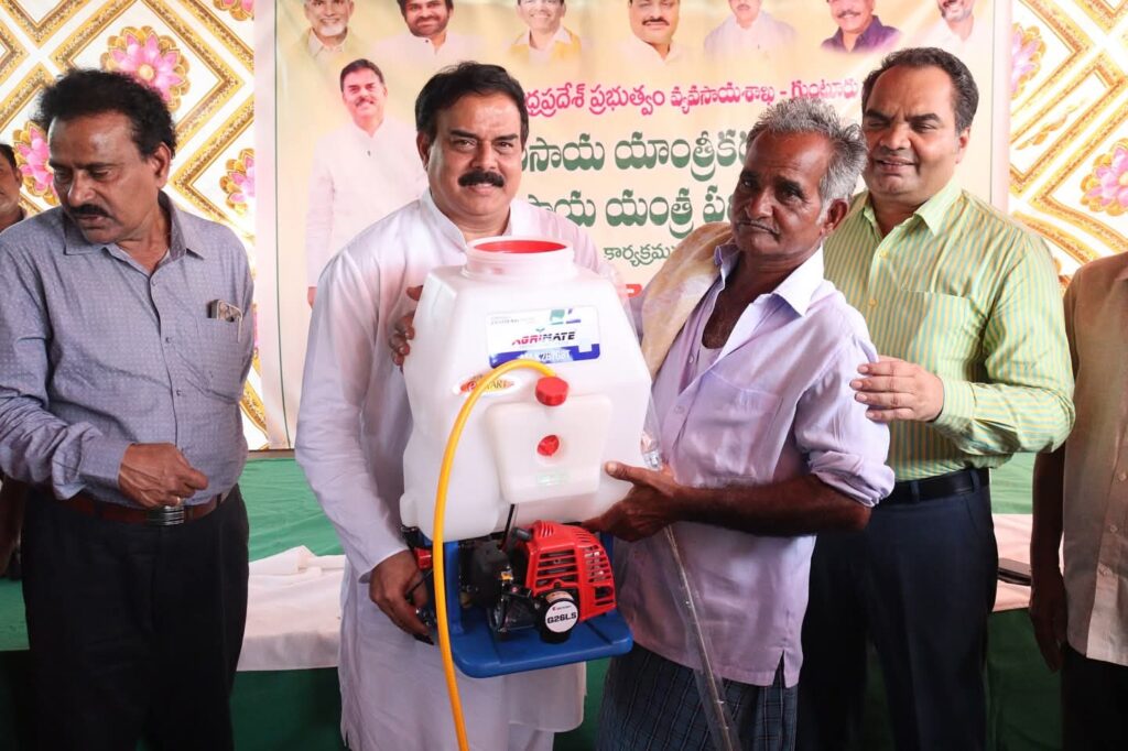 33 మంది రైతులకు ₹4,87,060/- విలువగల వ్యవసాయ యంత్రాలు అందజేసిన మంత్రి మనోహర్ 