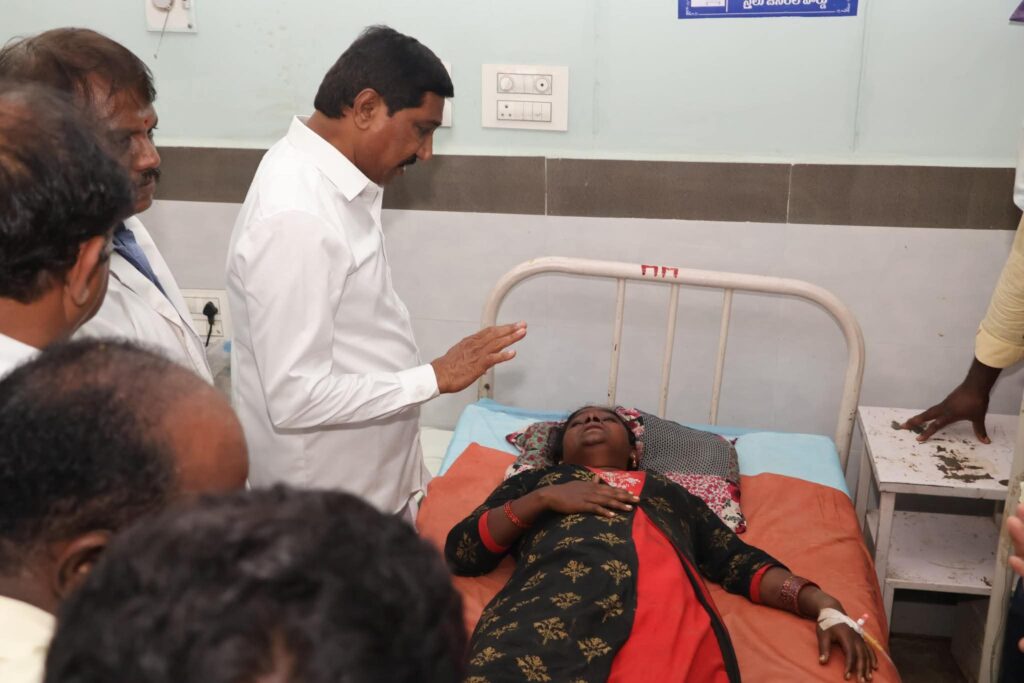 రాజంపేట ప్రభుత్వాస్పత్రిలో బాధితులను పరామర్శించిన మంత్రి బీసీ జనార్థన్ రెడ్డి
