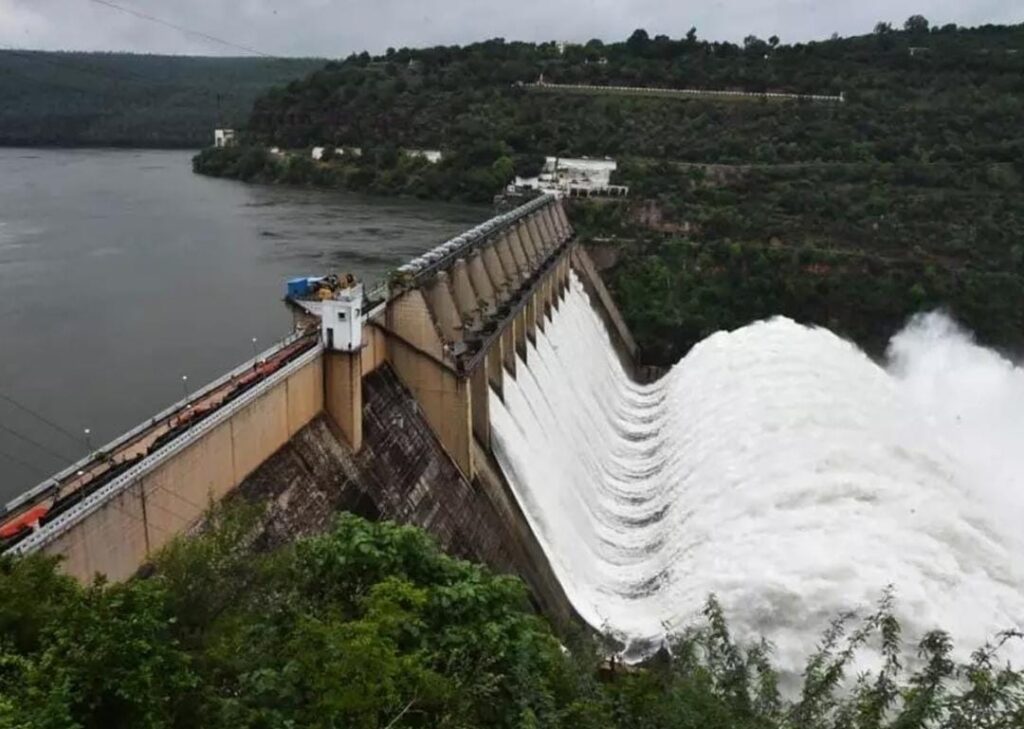 శ్రీశైలం జలాశయానికి కొనసాగుతున్న వరద