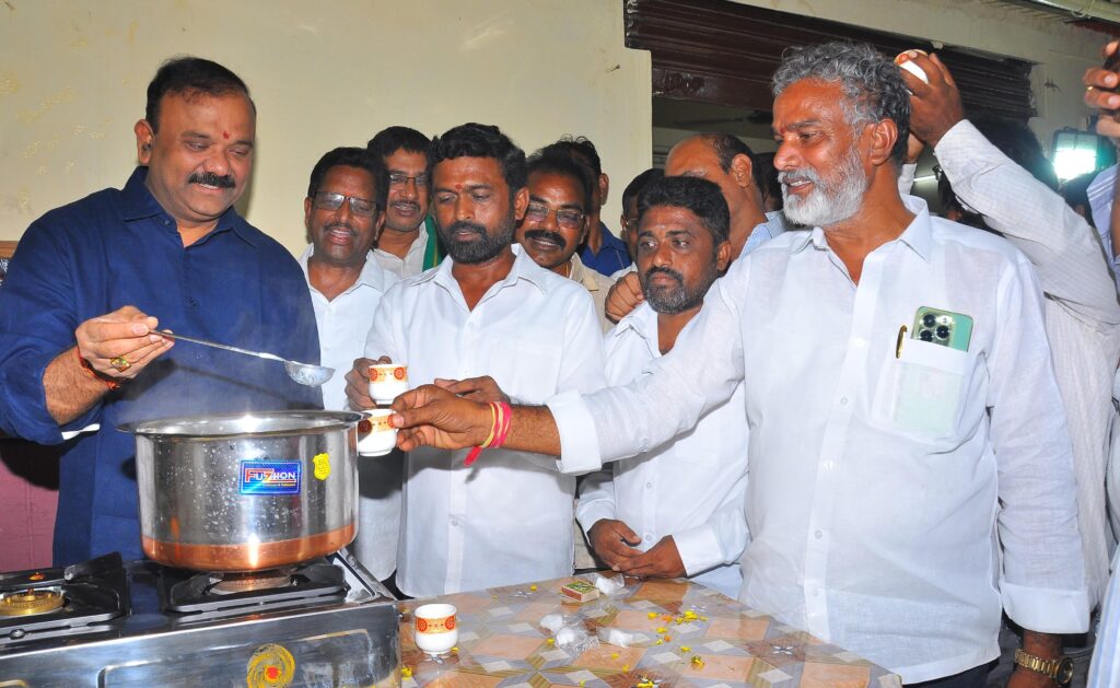 పిడుగురాళ్ళలో స్వయంగా టీ పెట్టి, నాయకులకు అందజేసిన ఎమ్మెల్యే “యరపతినేని”