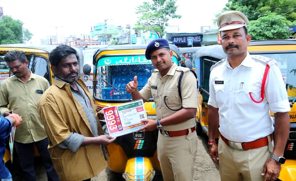 గుంటూరు నగరంలో ఆటో డ్రైవర్లకు ట్రాఫిక్ పోలీస్ నంబర్ అమలు