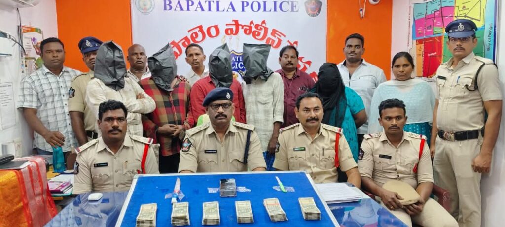తాకట్టులో ఉన్న బంగారాన్ని తక్కువ ధరకు విక్రయిస్తామని బంగారం వ్యాపారిని మోసపూరితంగా పిలిపించి దాడి చేసి 4 లక్షల నగదు దోపిడికి పాల్పడిన కేసును ఛేదించిన వేటపాలెం పోలీసులు