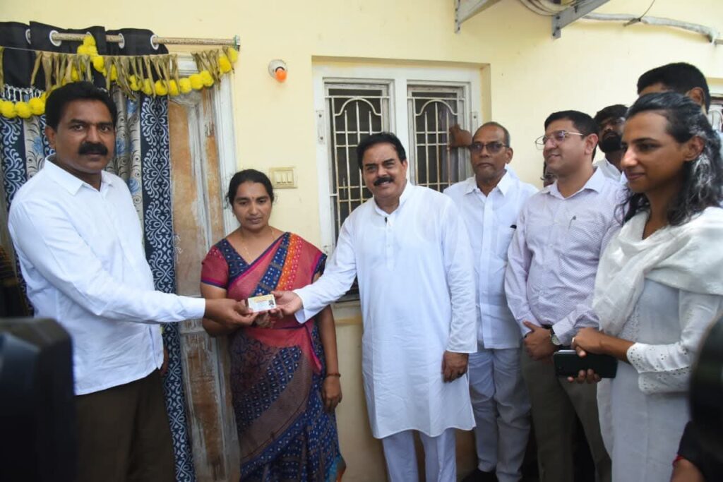 స్మార్ట్ రైస్ కార్డులు పంపిణీ చేసిన మంత్రి నాదెండ్ల మనోహర్