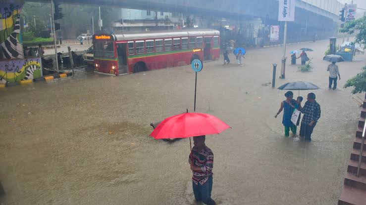 కుండపోత వర్షాలతో ముంబై అతలాకుతలం