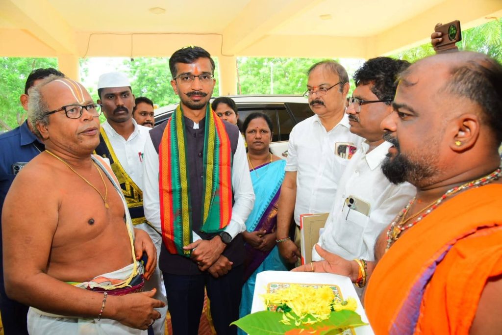 బాపట్ల జిల్లా నూతన కలెక్టర్‌గా బాధ్యతలు స్వీకరించిన డా. వాసుదేవ వినోద్ కుమార్ ఐఏఎస్ గారు